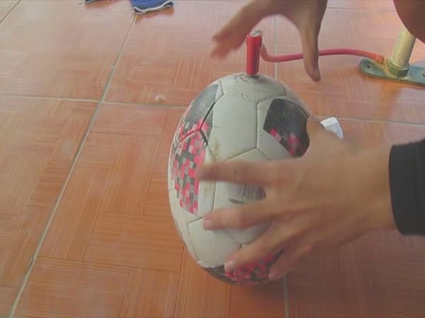 Cách bơm bóng không cần kim bằng bơm xe